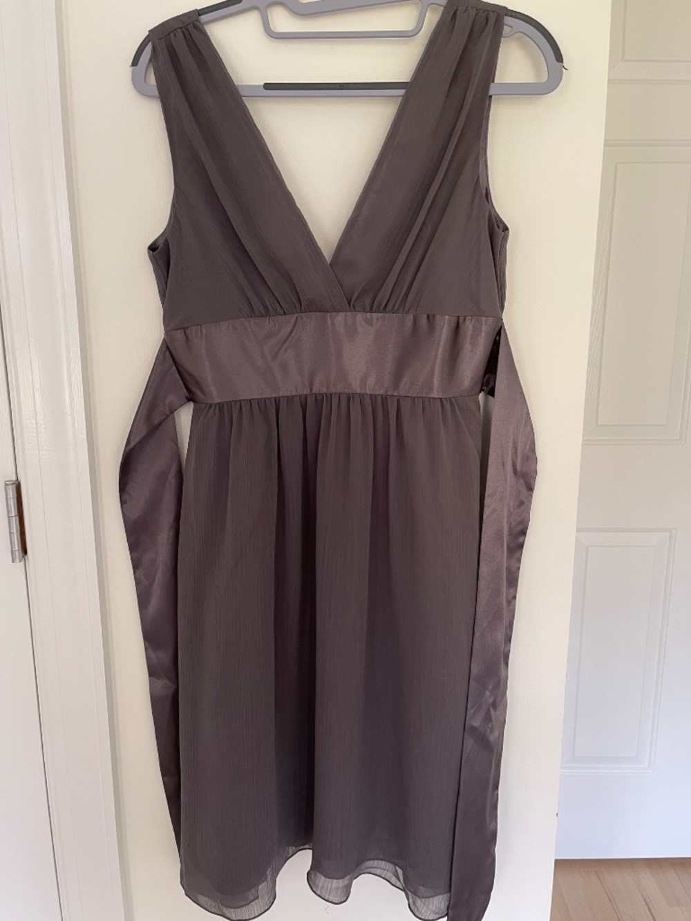 21 by Forever 21 Grey Chiffon V-Neck Cocktail Dress - Small (Fits like Junior S) - Picture 10 of 10